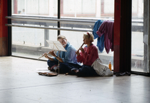 834899 Afbeelding van twee fluitspelende meisjes in de Radboudtraverse van het winkelcentrum Hoog Catharijne te Utrecht.
